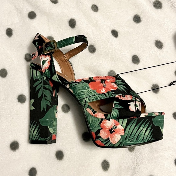 NWT Rue 21 Platform Sandals - Picture 10 of 10